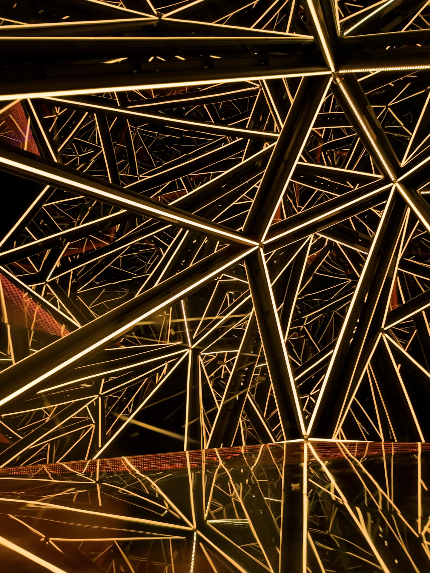 Structure illuminée — réseau géométrique, lumière chaude