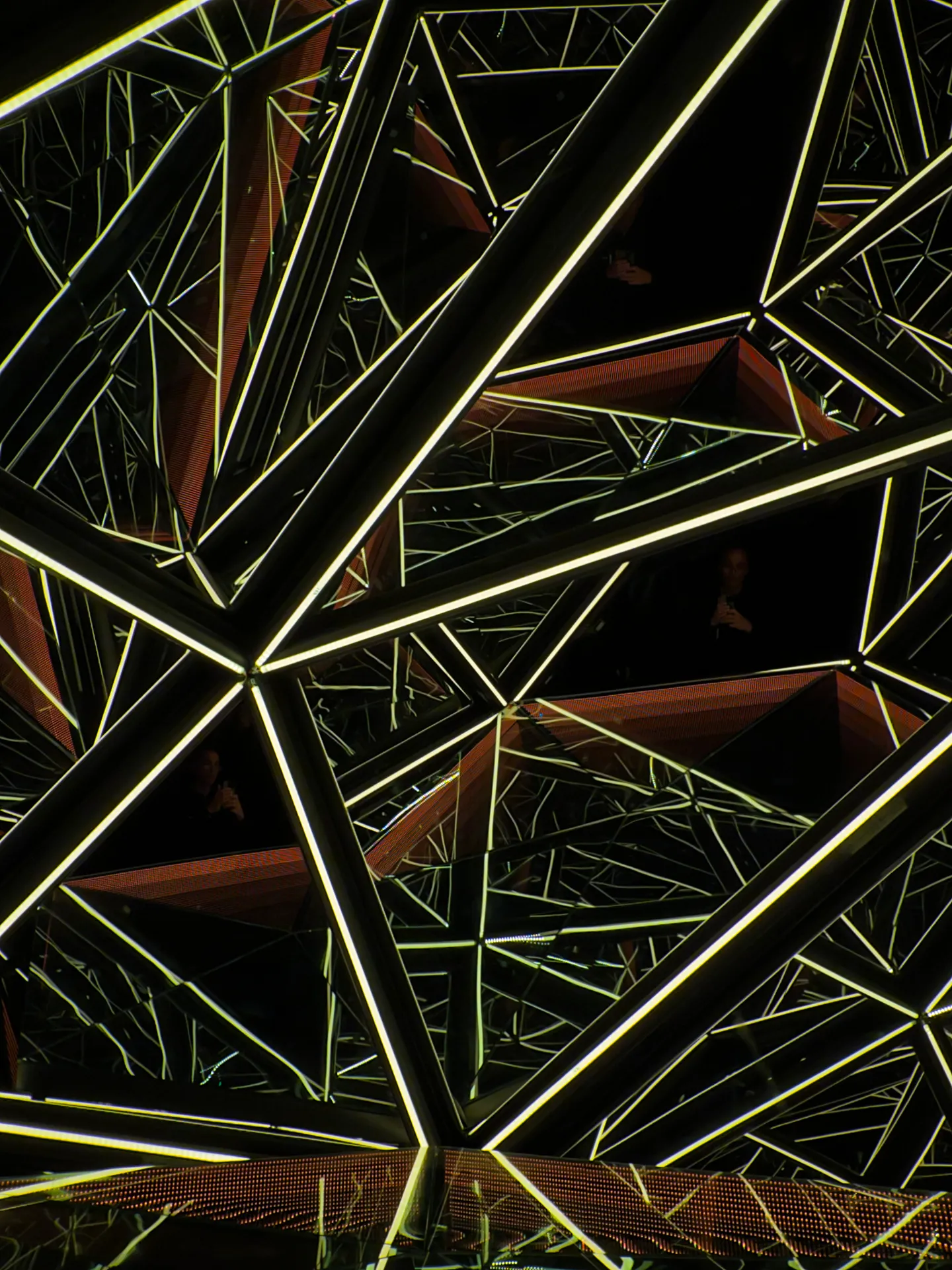 Détail des facettes — lignes lumineuses dans la nuit