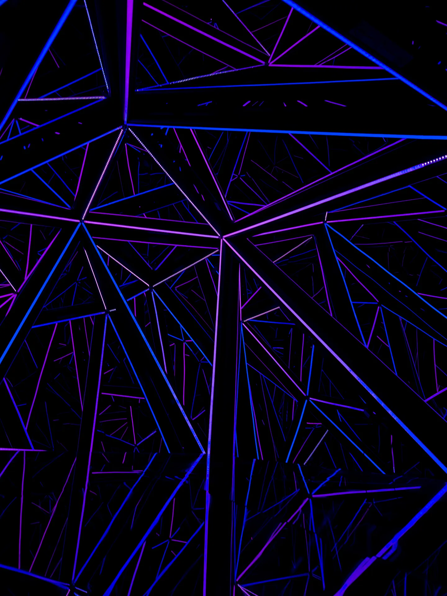 Pulsation bleue et violette — géométrie nocturne