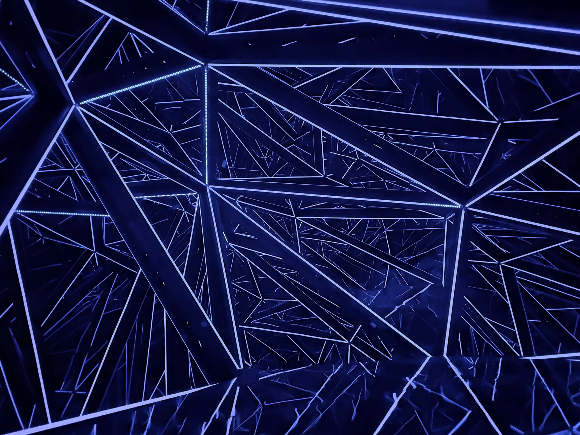 Réseau lumineux bleu — constellation intérieure