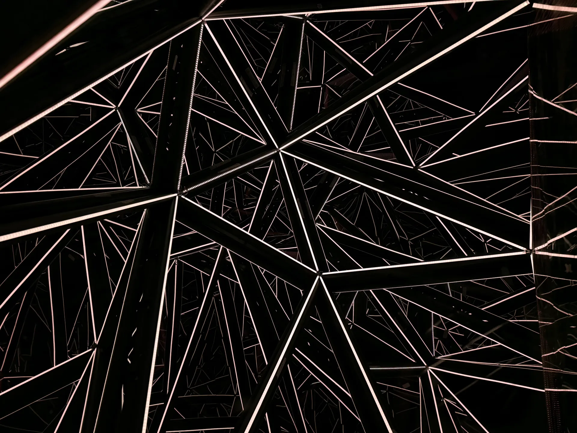 Structure illuminée — lignes blanches dans l'obscurité